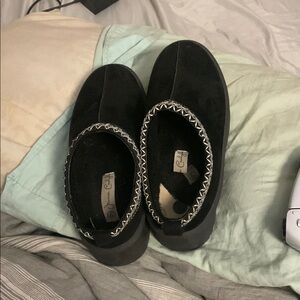 I am selling these shoes they have been woe but not much